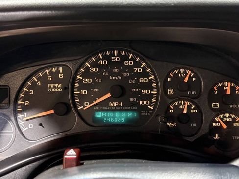 Used 2002 Chevrolet Avalanche 1500 4dr 4WD Crew Cab SB w/ Off-Road Suspension Pkg image 3