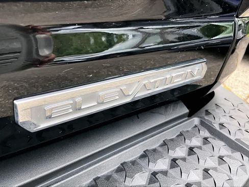 Used 2024 GMC Canyon Elevation w/ Elevation Premium Package AWD/4WD image 10