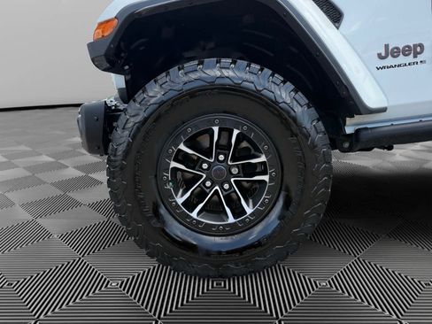 Used 2024 Jeep Wrangler Unlimited Rubicon AWD/4WD image 9