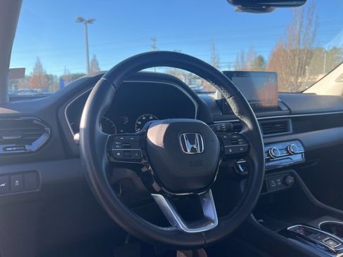 Used 2023 Honda Pilot Touring image 17