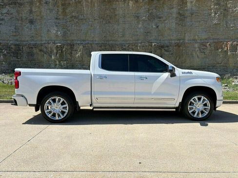 Used 2025 Chevrolet Silverado 1500 High Country w/ High Country Premium Package AWD/4WD image 2