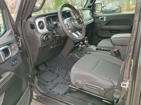 Used 2025 Jeep Wrangler Sahara image 24