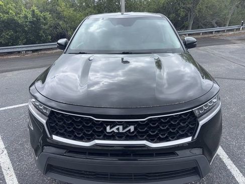 Used 2023 Kia Sorento LX image 2