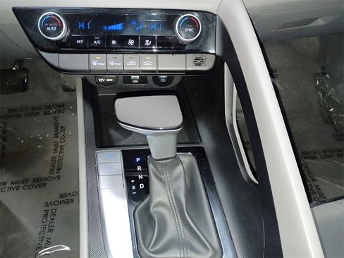 Certified 2024 Hyundai Elantra SEL image 15