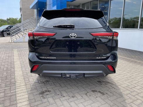 Used 2022 Toyota Highlander XLE AWD/4WD image 4