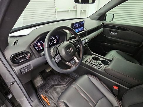 Used 2025 Honda Pilot TrailSport image 11