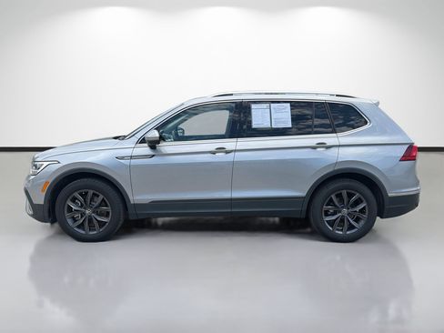 Used 2023 Volkswagen Tiguan SE w/ Panoramic Sunroof Package FWD image 6