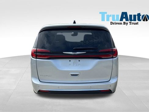 Used 2023 Chrysler Pacifica Touring-L FWD image 6
