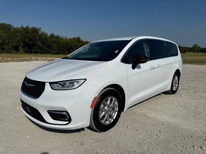 Used 2024 Chrysler Pacifica Touring-L