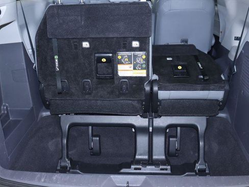 Used 2022 Toyota Sienna XLE AWD/4WD image 27