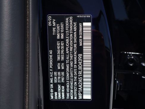 Certified 2024 Porsche Macan AWD/4WD image 28