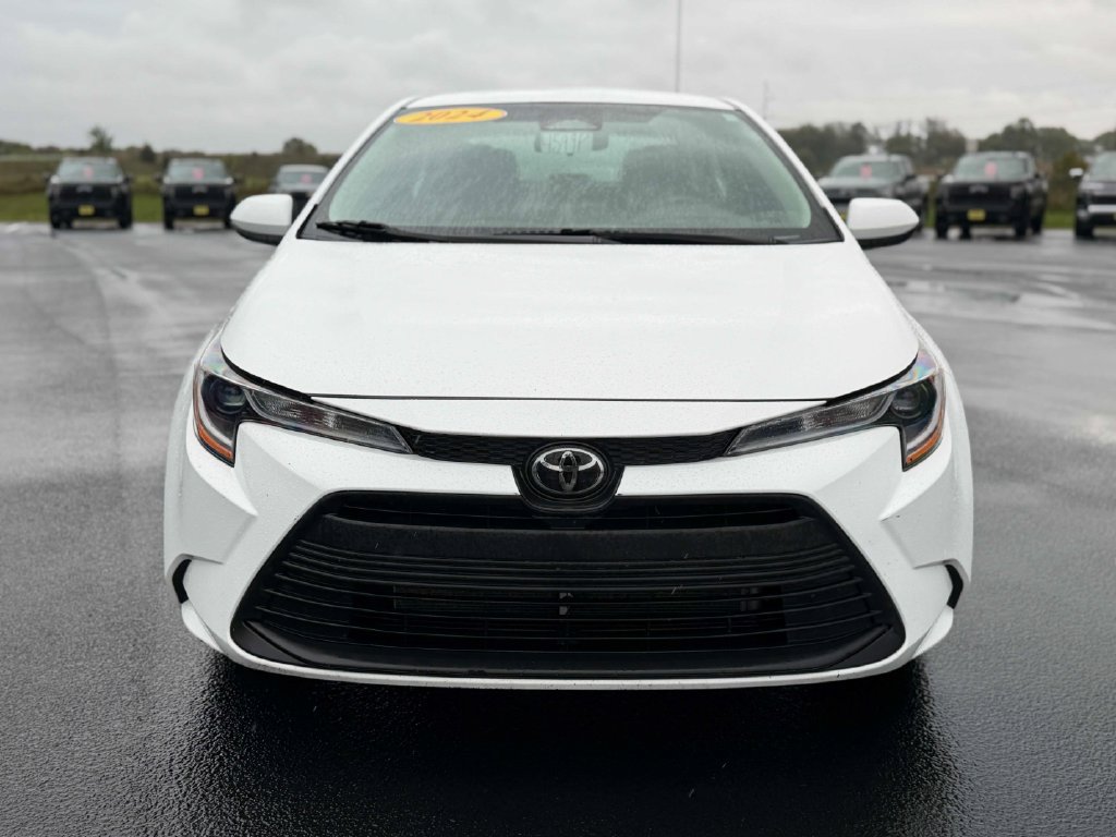 Used 2024 Toyota Corolla LE FWD image 2
