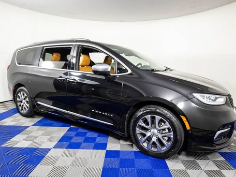 Used 2021 Chrysler Pacifica Pinnacle FWD image 4