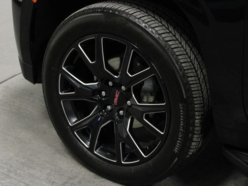 Used 2024 GMC Yukon XL SLT w/ SLT Premium Package image 10