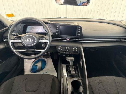Used 2025 Hyundai Elantra SE FWD image 3