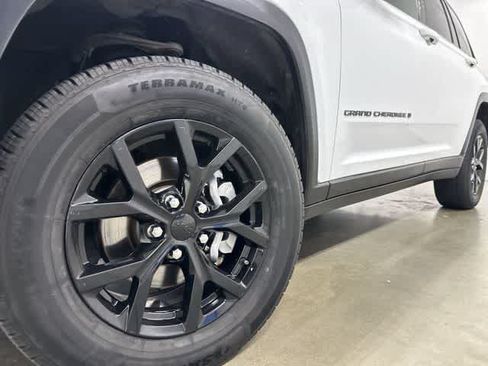 Used 2024 Jeep Grand Cherokee Altitude RWD image 28