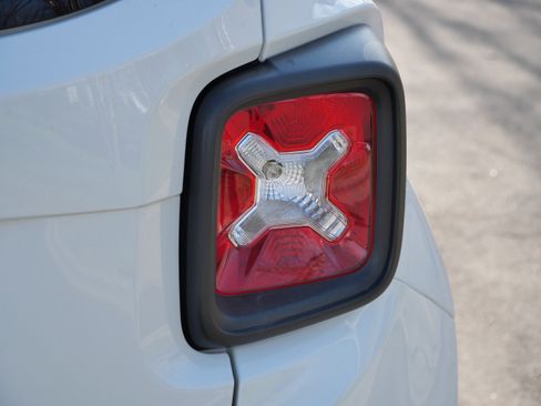 Used 2023 Jeep Renegade Latitude AWD/4WD image 17