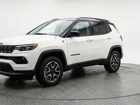 Used 2025 Jeep Compass Trailhawk AWD/4WD image 3