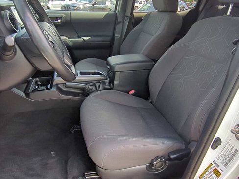 Used 2017 Toyota Tacoma TRD Off-Road image 17