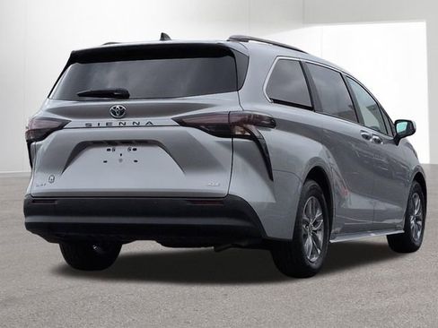 Certified 2025 Toyota Sienna XLE FWD image 5