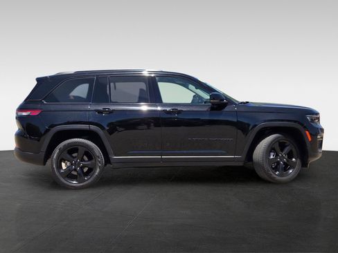 Used 2023 Jeep Grand Cherokee Limited w/ Black Appearance Package AWD/4WD image 3