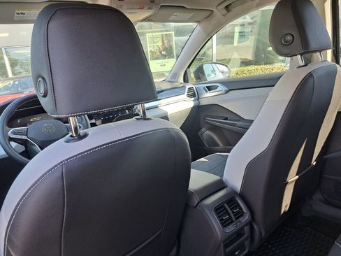 Used 2025 Volkswagen Taos SE image 20