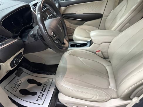 Used 2017 Lincoln MKC Premiere image 11
