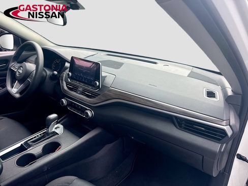 Used 2025 Nissan Altima 2.5 SV FWD image 36