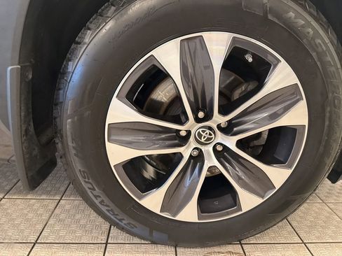 Used 2022 Toyota Highlander XLE image 6