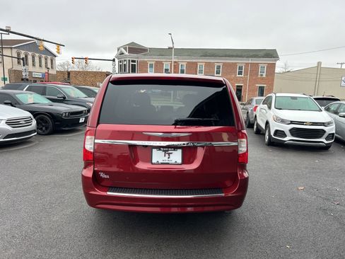 Used 2016 Chrysler Town & Country Touring image 4