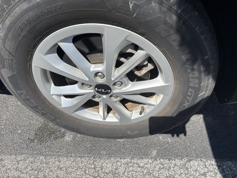 Used 2024 Kia Carnival LX FWD image 45