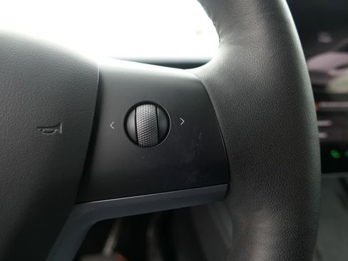 Used 2022 Tesla Model Y Long Range AWD/4WD image 16