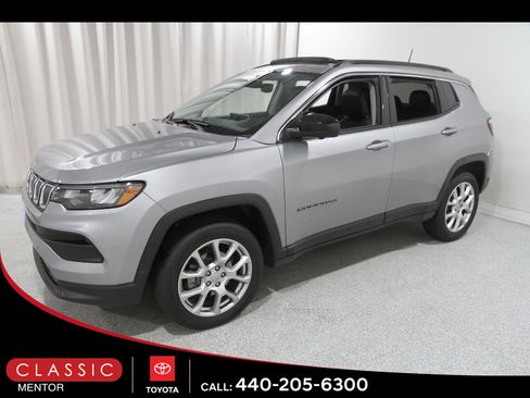Used 2022 Jeep Compass Latitude w/ Sun and Sound Group AWD/4WD image 3