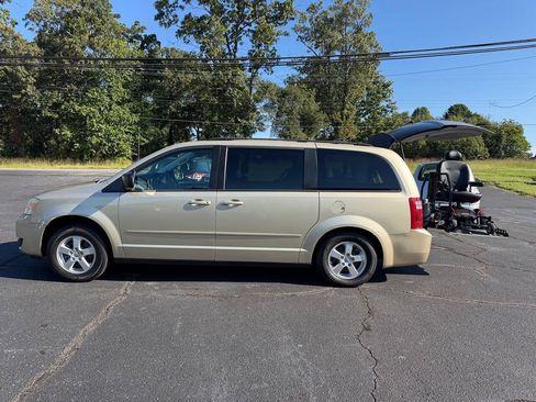 Used 2010 Dodge Grand Caravan Hero w/ Entertainment Group 1 FWD image 25