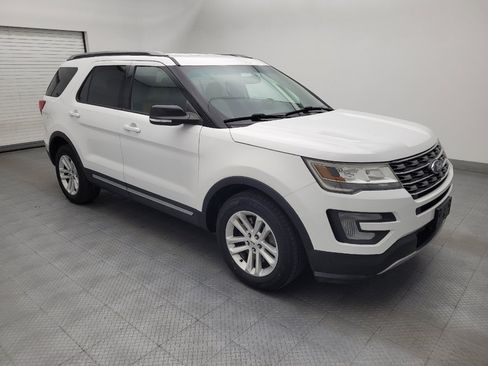 Used 2017 Ford Explorer XLT w/ Equipment Group 201A FWD image 11