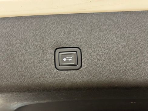 Used 2021 Chevrolet Traverse LT FWD image 25