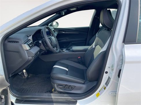 Used 2026 Toyota Camry SE image 9