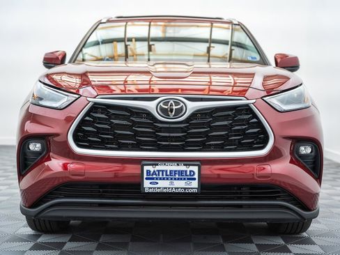 Used 2022 Toyota Highlander XLE AWD/4WD image 2