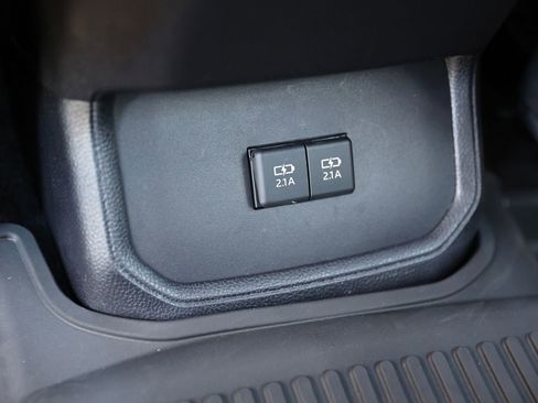 Used 2020 Toyota Highlander XLE AWD/4WD image 28