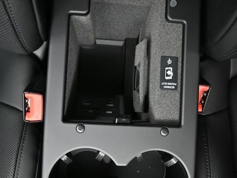 New 2026 Porsche Macan image 25