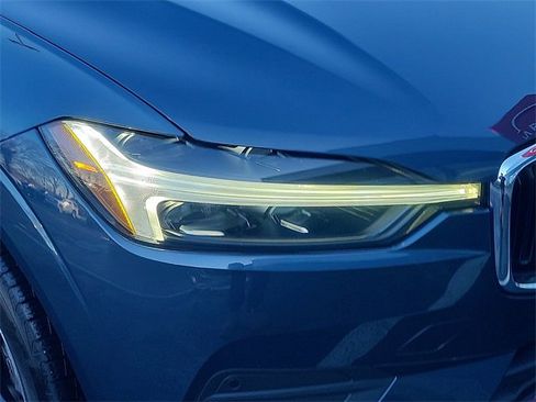 Used 2021 Volvo XC60 T5 Momentum w/ Advanced Package image 9