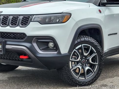 Used 2025 Jeep Compass Trailhawk AWD/4WD image 3
