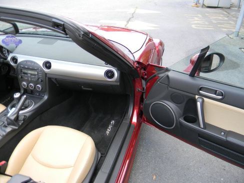 Used 2010 MAZDA MX-5 Miata Grand Touring w/ Premium Pkg RWD image 22