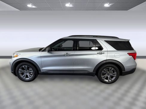 Used 2021 Ford Explorer XLT w/ Equipment Group 202A RWD image 2