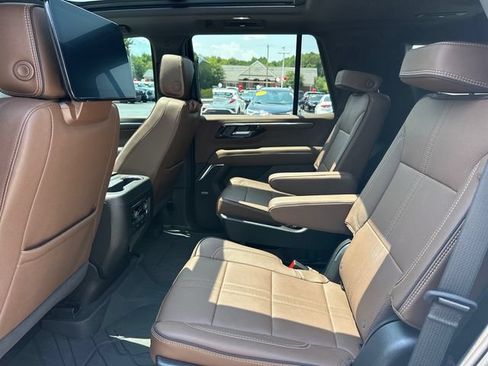 Used 2025 Chevrolet Tahoe High Country AWD/4WD image 17
