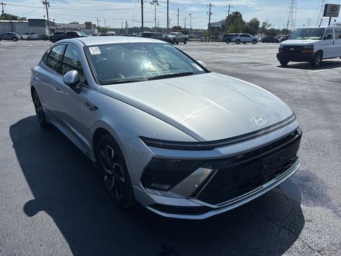 Used 2025 Hyundai Sonata SEL FWD image 2