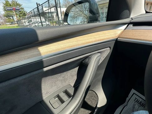 Used 2022 Tesla Model Y Long Range image 13