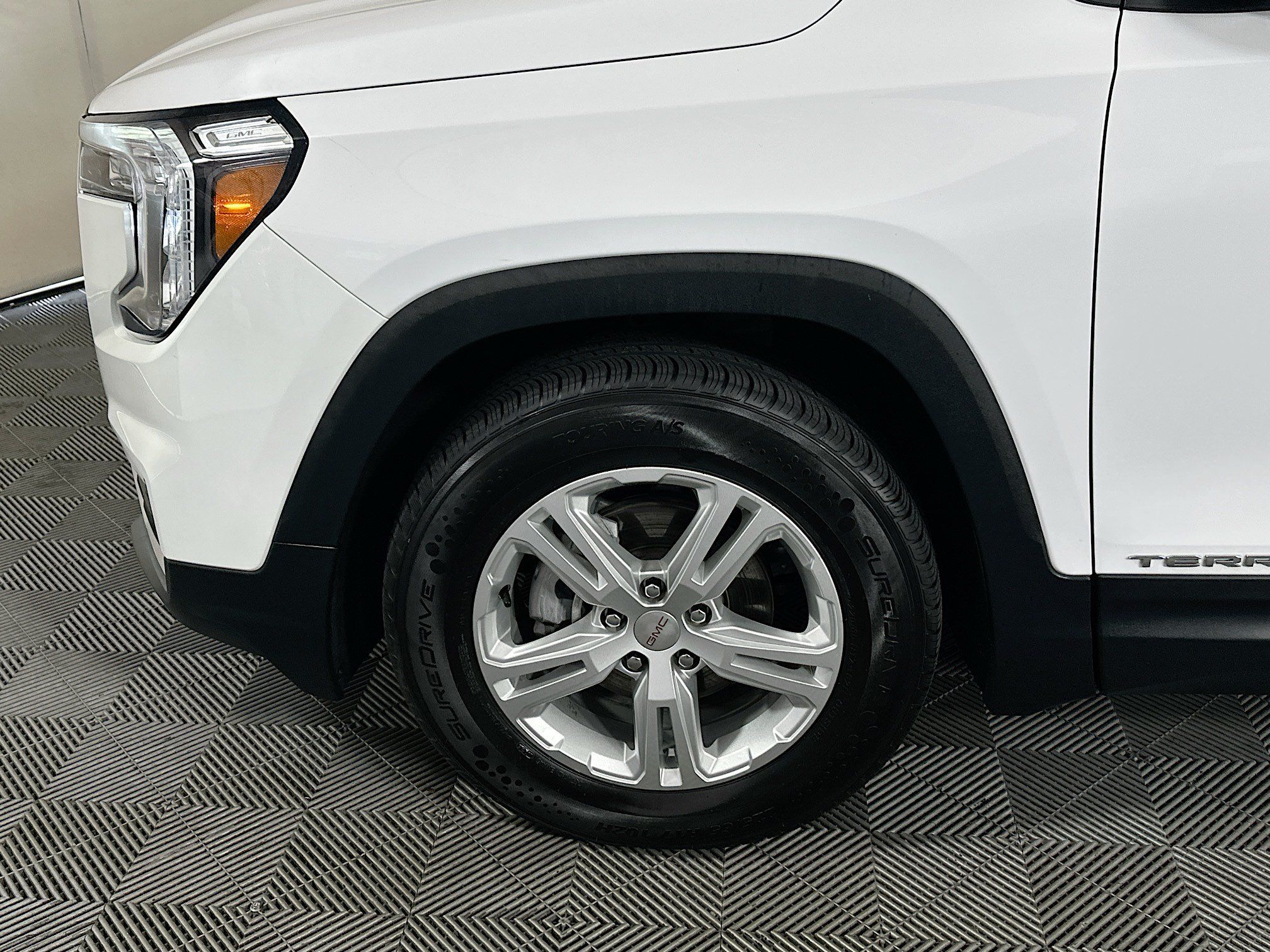 Used 2024 GMC Terrain SLE FWD image 11