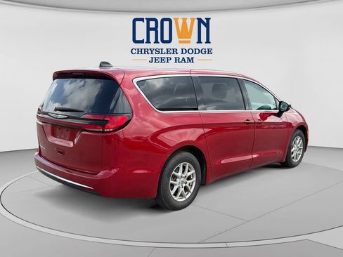 Used 2024 Chrysler Pacifica Touring-L FWD image 3
