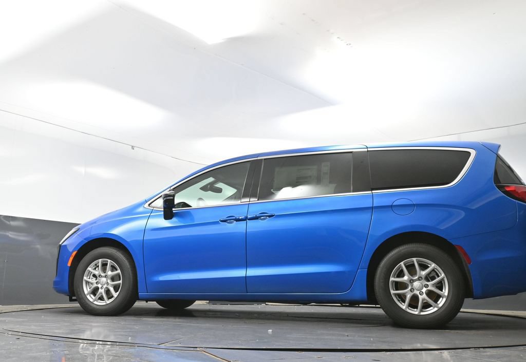 New 2027 Chrysler Pacifica Select w/ Family Tech Group FWD image 44